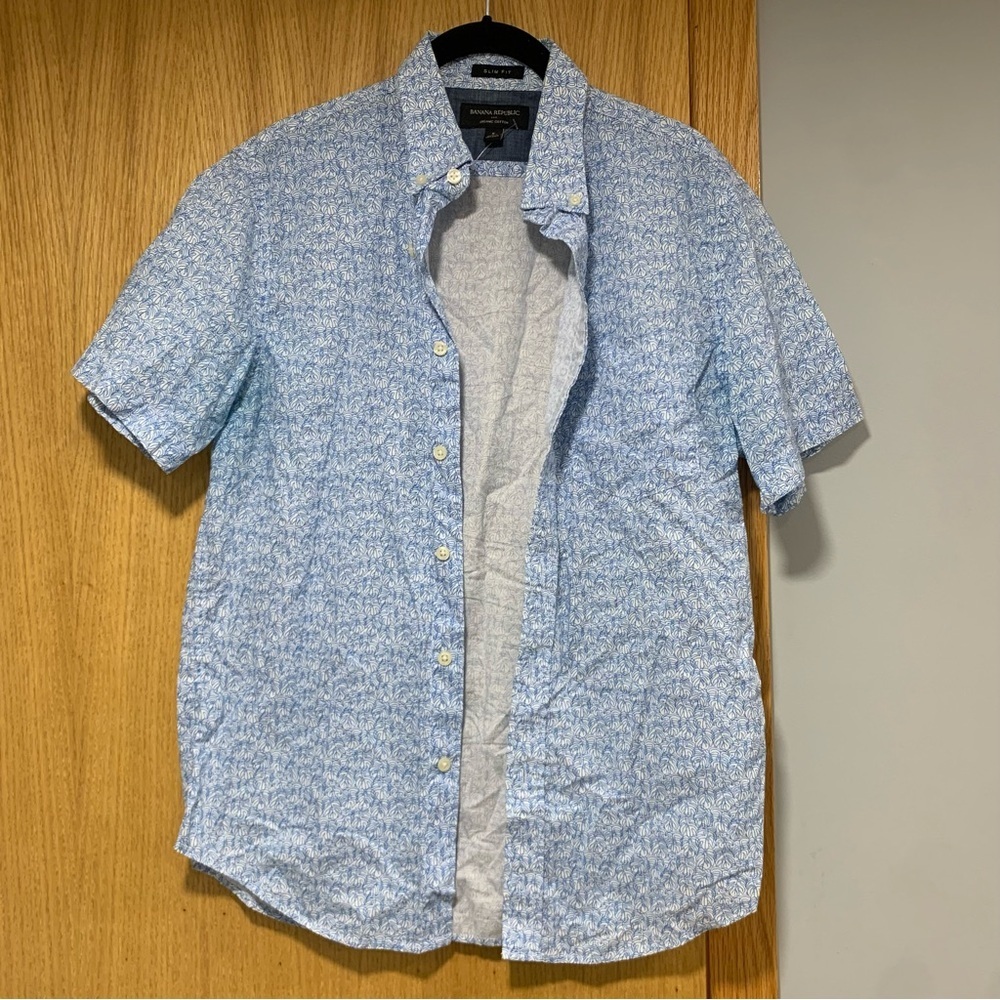 Banana Republic Short Sleeve Button Down Blue Patterned Men's Shirt - Size Small